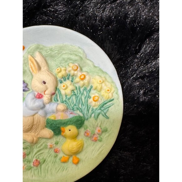 1996 Hallmark Keepsake Collectors Plate "Keeping A Secret" Hand-Painted - Picture 2 of 7